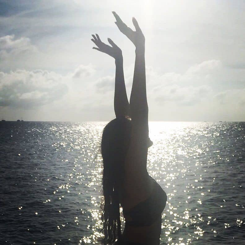 Sonam Kapoor :- I can touch the sky.. ❤ #piccred @karishma #maldives #vacay -twitter