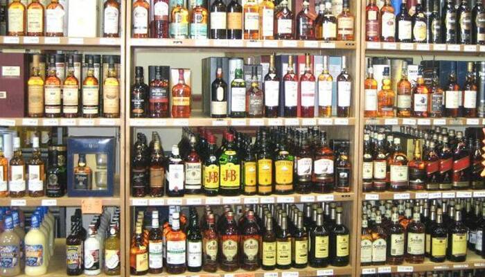 Ladies, you don&#039;t need men to buy alcohol now! Women-only liquor store has opened in Delhi