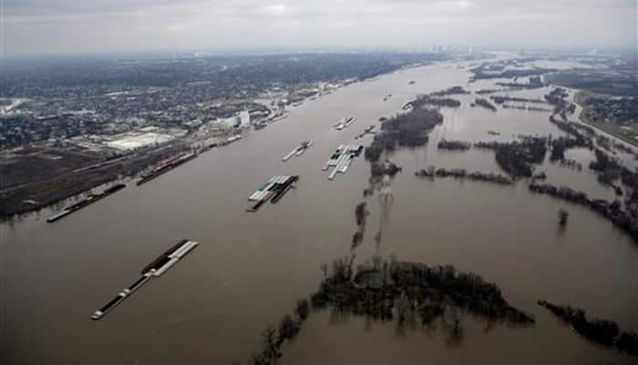 Record flooding hits US Midwest, threatens South