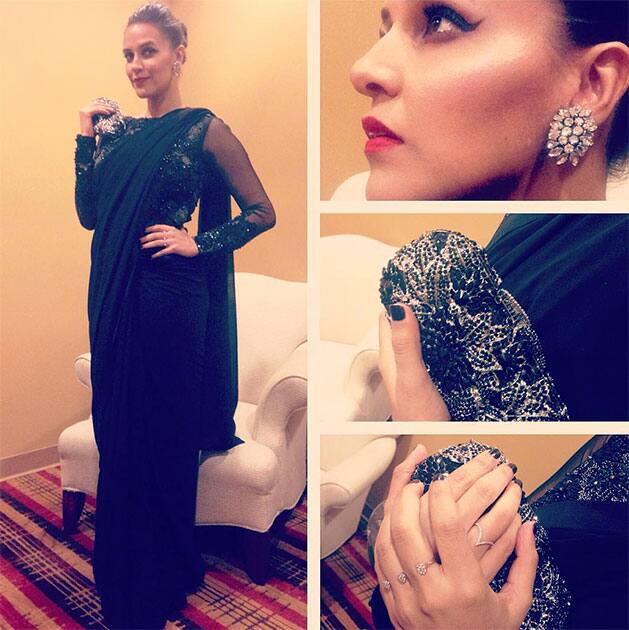 #aboutlastnightoftheyear in @varunbahlcouture @prerto ear rings @anmoljewellers rings @labelradhapriya bag ... #nye #chicago #aks #shy #shabanabhatti @beautybyshabana. Instagram/nehadhupia