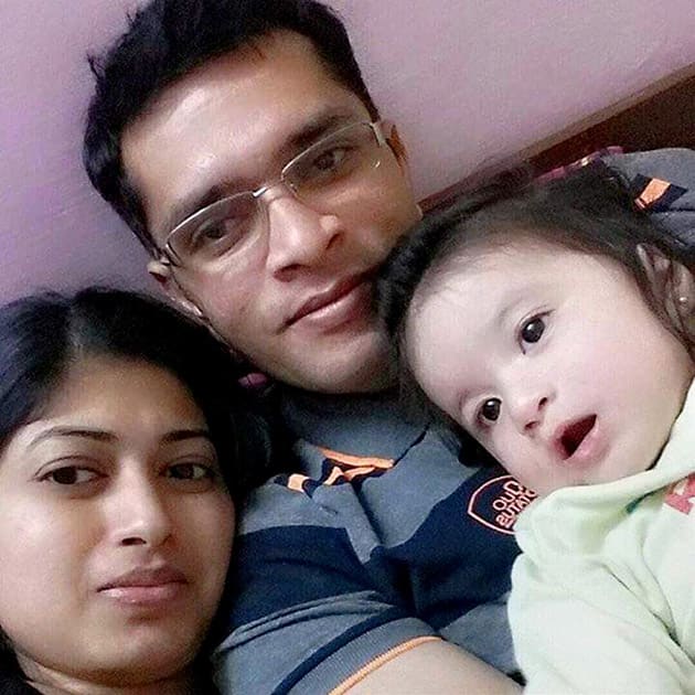 File photo of Martyr Lt Col Niranjan, a member of the NSGs Bomb Disposal Squad, with his family, who was killed in militant attack at IAF base in Patahnkot. 