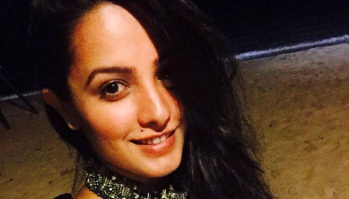 ‘Yeh Hai Mohabbatein’ star Anita Hassanandani sizzles in bikini – See pics