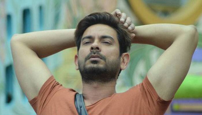 Bigg Boss 9: Keith Sequeira shows middle finger to Mandana Karimi 