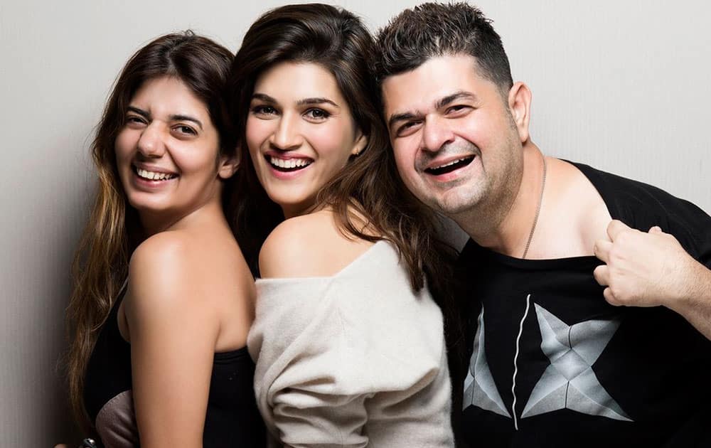 DABBOO RATNANI :- Shoulder to Shoulder ! Shooting For #DabbooRatnaniCalendar ! @kritisanon @ManishaDRatnani -twitter