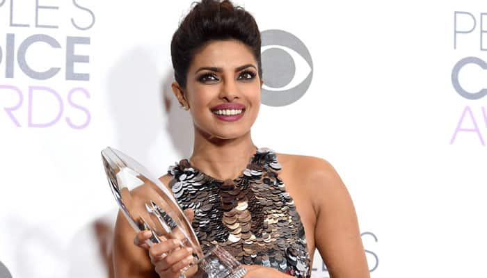 When John Stamos interrupted Priyanka Chopra&#039;s &#039;thank you&#039; speech