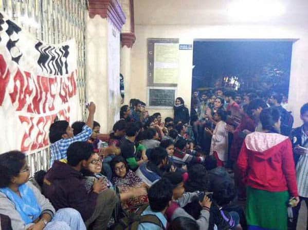 Students gherao Jadavpur University vice-chancellor over holding of students&#039; union polls