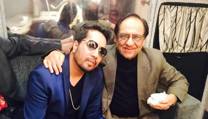 See pic: Legendary Ghulam Ali&#039;s &#039;surprise&#039; visit to Mika Singh&#039;s concert!