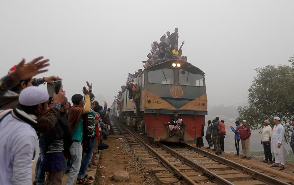 Bangladeshi Muslim devotees arrive in an over-crowded train to attend the final day of an Islamic congregations’ first phase in Tongi, 20 kilometers (13 miles) north of Dhaka, Bangladesh.