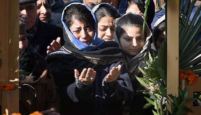 Mehbooba Mufti breaks down during her first meeting with PDP MLAs after father&#039;s death