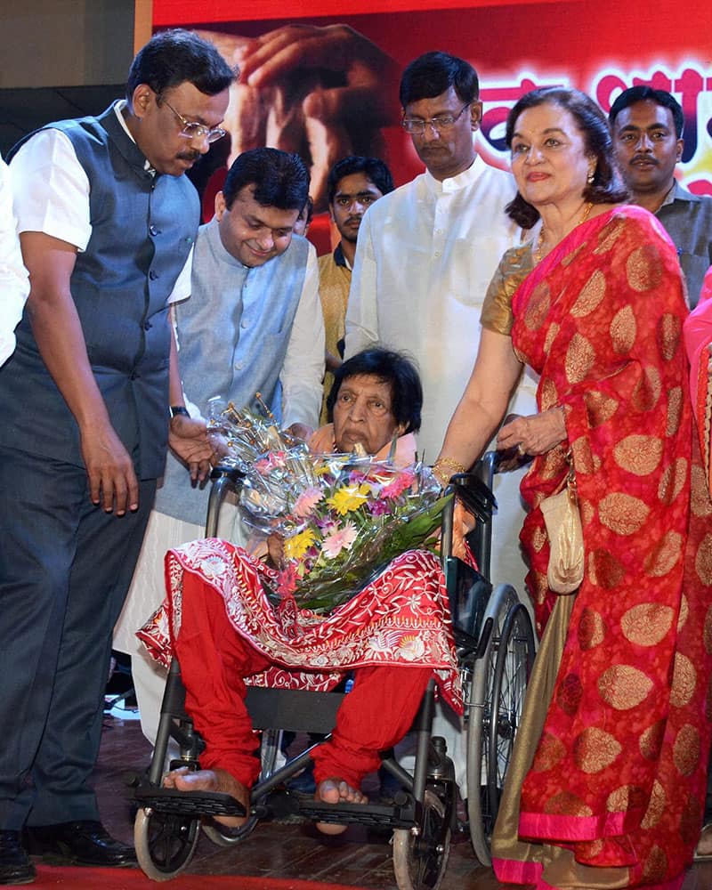 Bollywood actress Asha Parekh (R) wecoming yesteryear singer Mubarak Begum in Mumbai.
