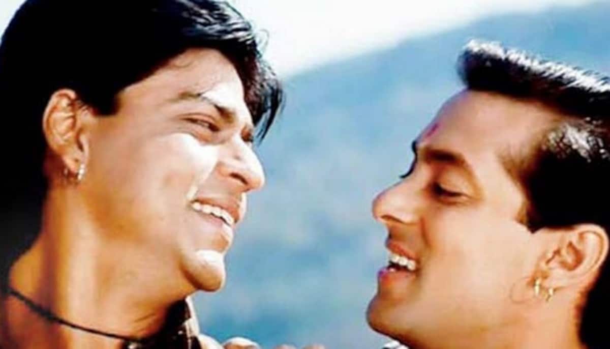 Salman Khan, Shah Rukh Khan fans celebrate as Bollywoods Karan Arjun turn  21! | Movies News | Zee News, image size:1200x686