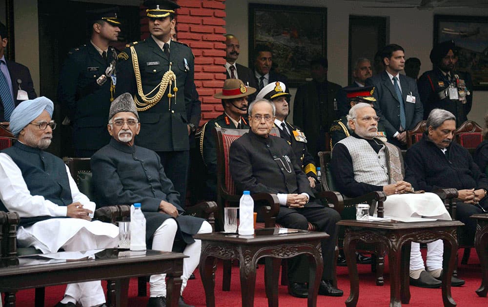 President Pranab Mukherjee, Vice-President Hamid Ansari, Prime Minister Narendra Modi, former PM Manmohan Singh and other dignitaries attending the Army Day reception at Rashtrapati Bhawan in New Delhi.