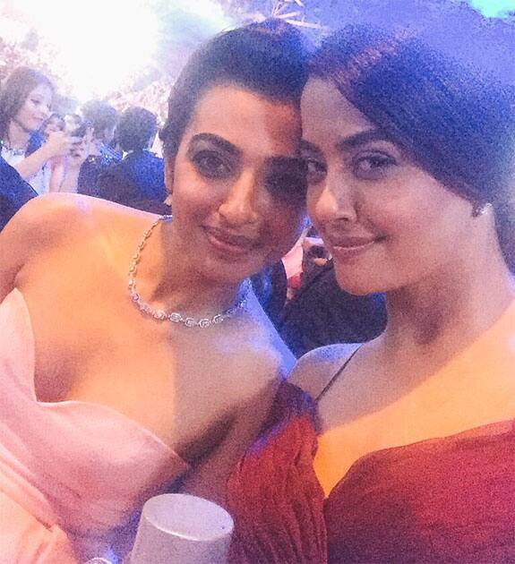 Preety pink gorgeous woman @radhika_apte !Its amazing how we start from where we left!Love u always #Filmfare2016  Twitter@SurveenChawla