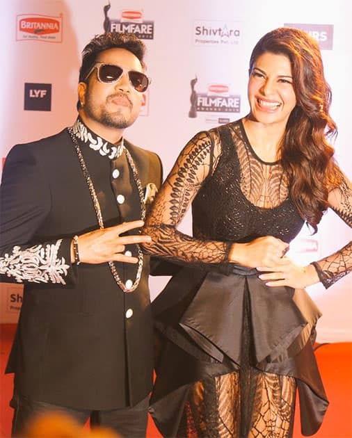 Dear @Asli_Jacqueline June ki raat hai chumme ki baat hai.. I'm with gorgeous @Asli_Jacqueline at #FilmfareAwards. Twitter@MikaSingh