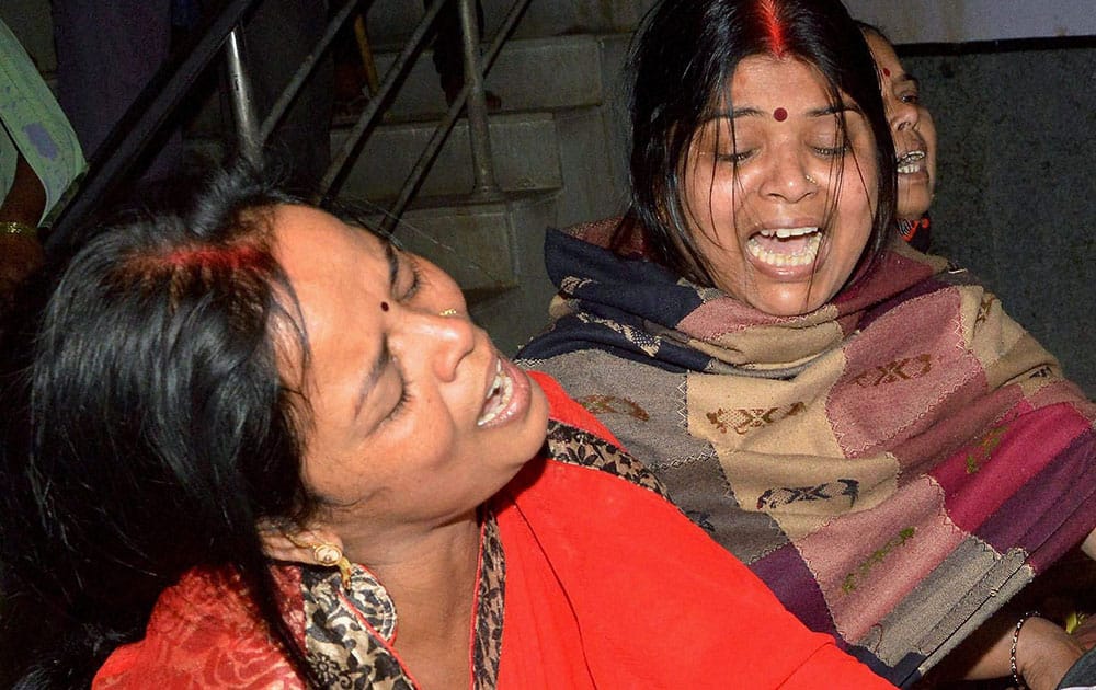 Family members grieve after a jeweller Ravi Kant was killed by armed criminals in the Rajapur bridge area of Patna.