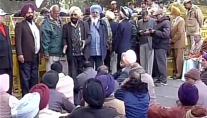 OROP row: Ex-servicemen protest outside Arun Jaitley’s residence