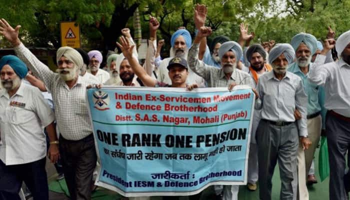 One Rank One Pension scheme: Ex-servicemen protest outside Arun Jaitley&#039;s house, vow to continue