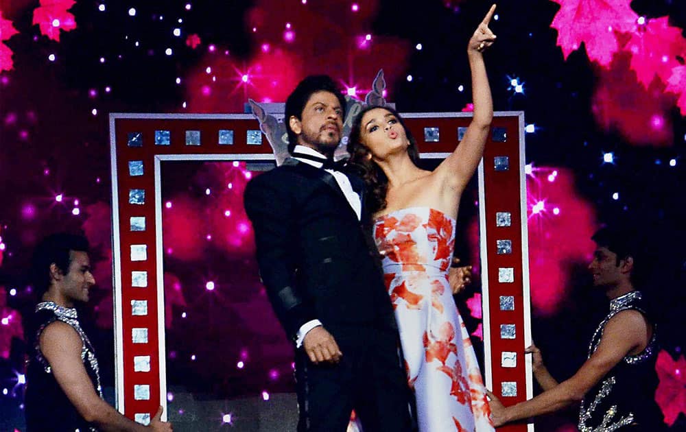 Actors Shahrukh Khan and Alia Bhatt perform during the Filmfare Awards in Mumbai.