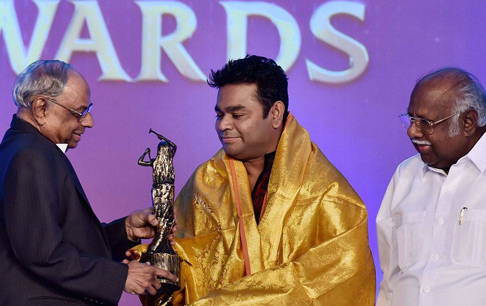 Economist and ISI President C Rangarajan presenting Global Living Legend Award to music maestro AR Rahman during the Adding Smiles Ambassador Award 2016 in Chennai.