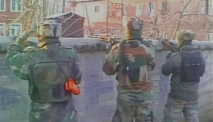 One militant killed in J&amp;K&#039;s Pulwama, encounter still on 