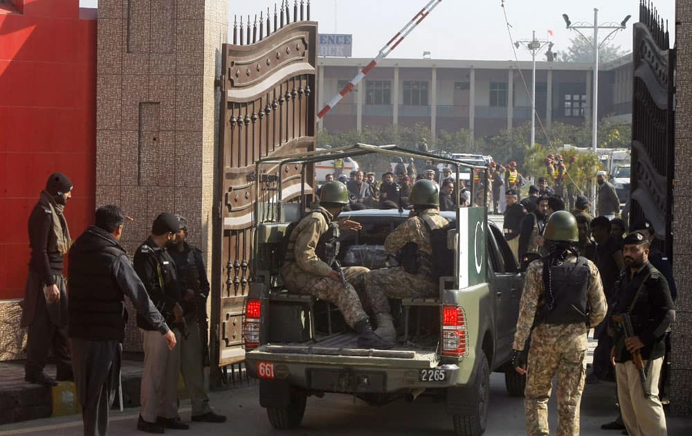 Pakistani troops enter the Bacha Khan University in Charsadda town outside the city of Peshawar, some 35 kilometers outside the city of Peshawar, Pakistan on January 20, 2016.