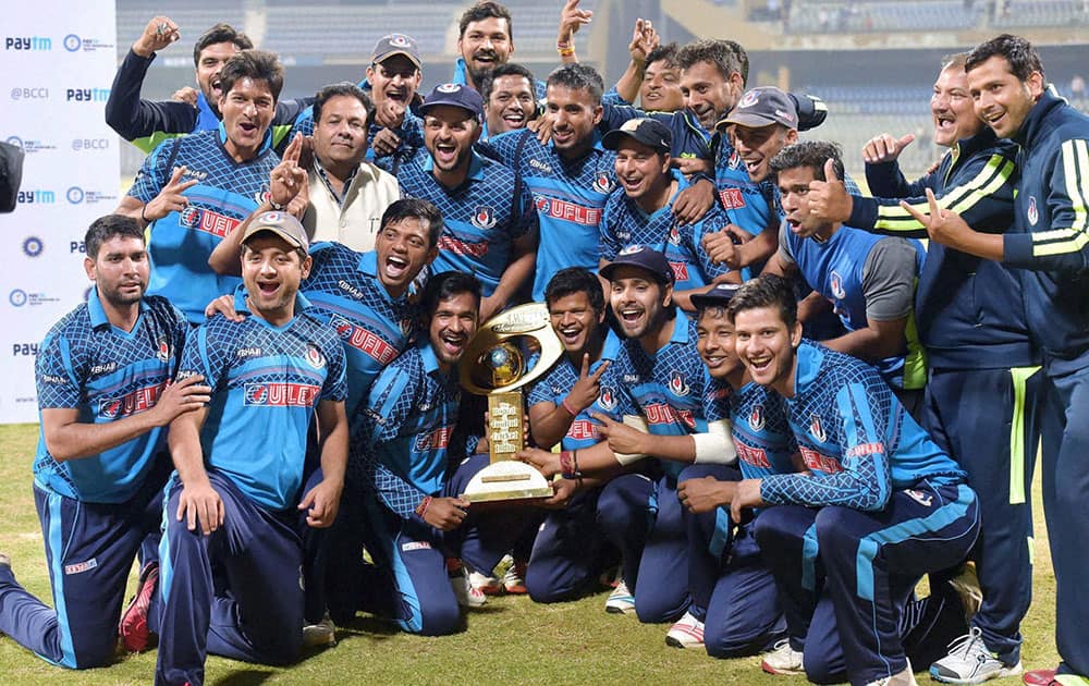 Uttar Pradesh players pose for a group photo as they celebrate win over Baroda during the final match of Syed Mushtaq Ali Trophy tournament in Mumbai.