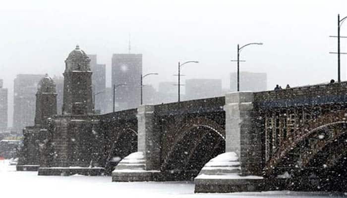 Massive snowstorm sweeps across US East Coast