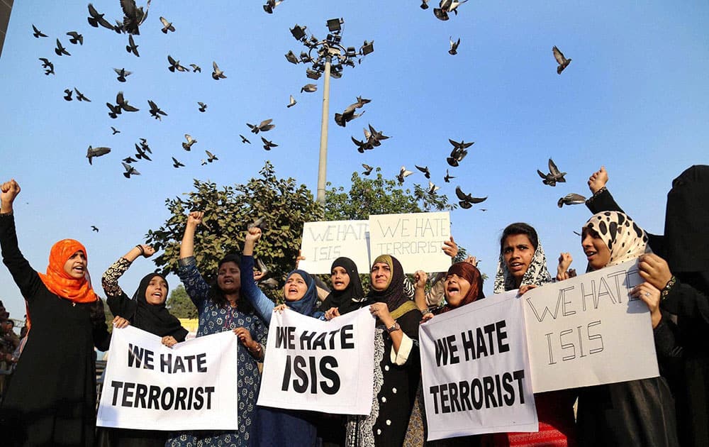 Muslim girls shouting slogans at a protest against ISIS and terror attacks in Mumbai.