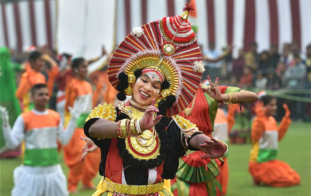 Tableaux artistes, who will participate in Republic-Day Parade-2016, performing during a meeting with Prime Minister Narendra Modi in New Delhi.