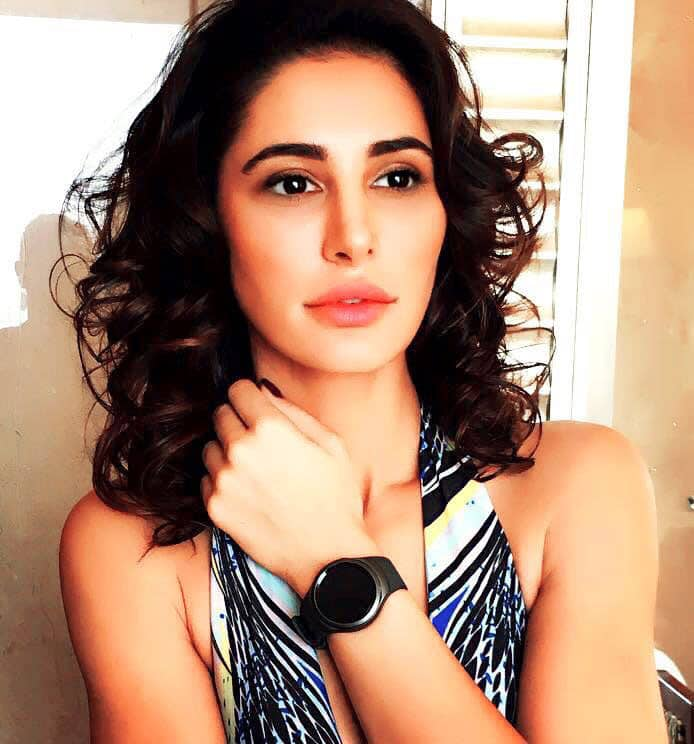 Nargis ‏Fakhri :- Here it is finally! My perfect style mate that goes with everything. #Samsung #GearS2   #TurnTheBezel -twitter