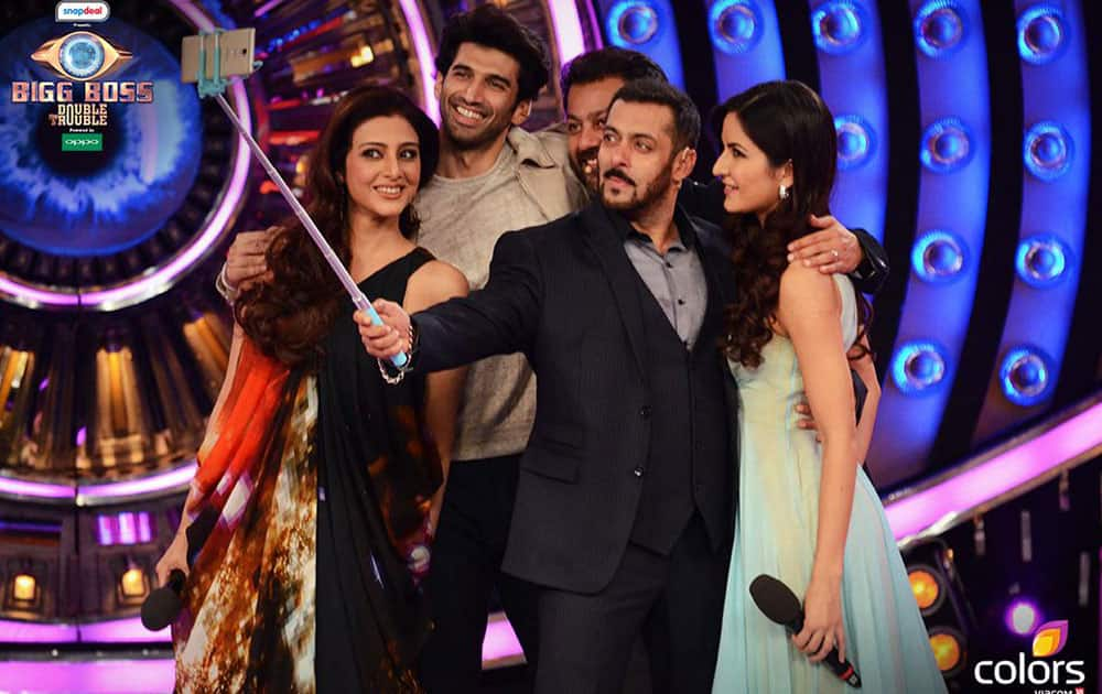 Bigg Boss :- @BeingSalmanKhan has a fun moment with #AdityaRoyKapur, #KatrinaKaif,@Abhishekapoor & #Tabu on #BB9Finale 