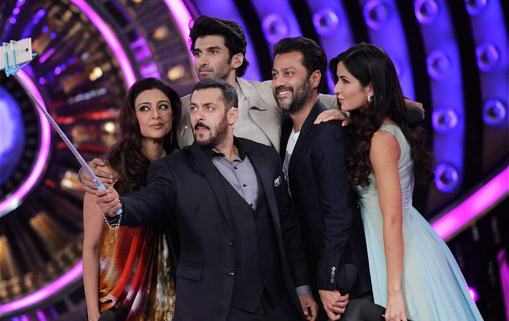 Bigg Boss :- @BeingSalmanKhan has a fun moment with #AdityaRoyKapur, #KatrinaKaif,@Abhishekapoor & #Tabu on #BB9Finale 