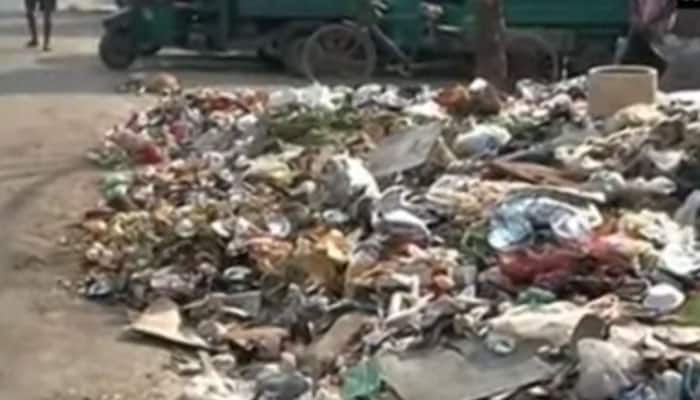 With tons of filth and garbage lying in the open, Delhi continues to stink as MCD workers&#039; strike enters third day