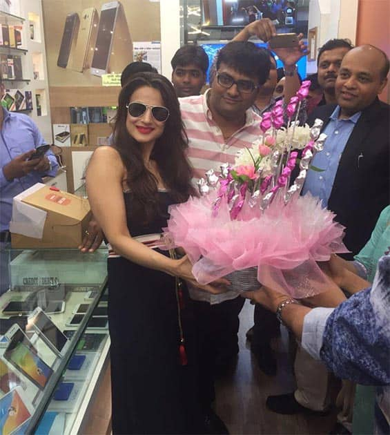 Lovely pink bouquet of chocolates at winner no 2 in matunga Samsung outlet. Twitter@ameesha_patel