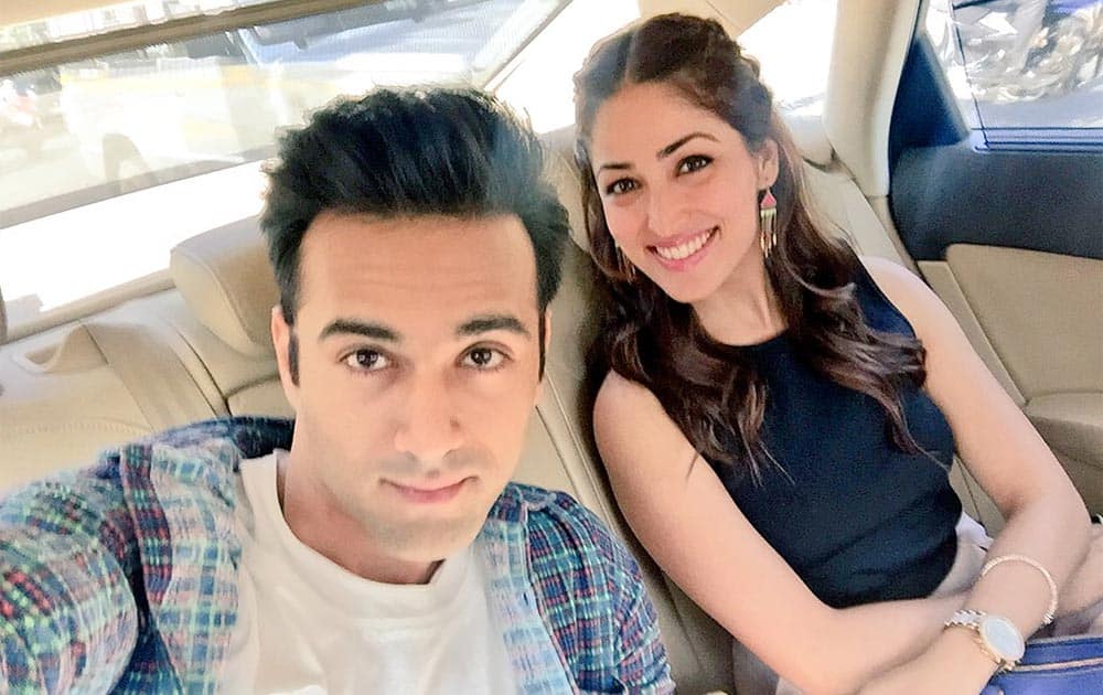 What's happening Pune !!! #Aakash&Shruti @yamigautam are here for a quick 'Vadapav' bite #SanamRe12thFeb Twitter@PulkitSamrat