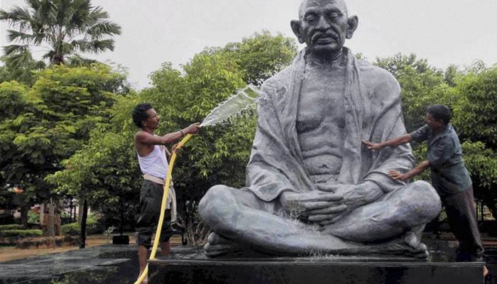 Hindu Mahasabha workers hail Nathuram Godse on Mahatma Gandhi&#039;s death anniversary