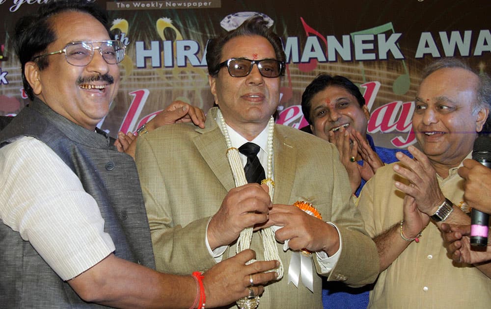 Bollywood actor Dharmendra being felicitated at the Hira Manek Awards 2016 in Mumbai.