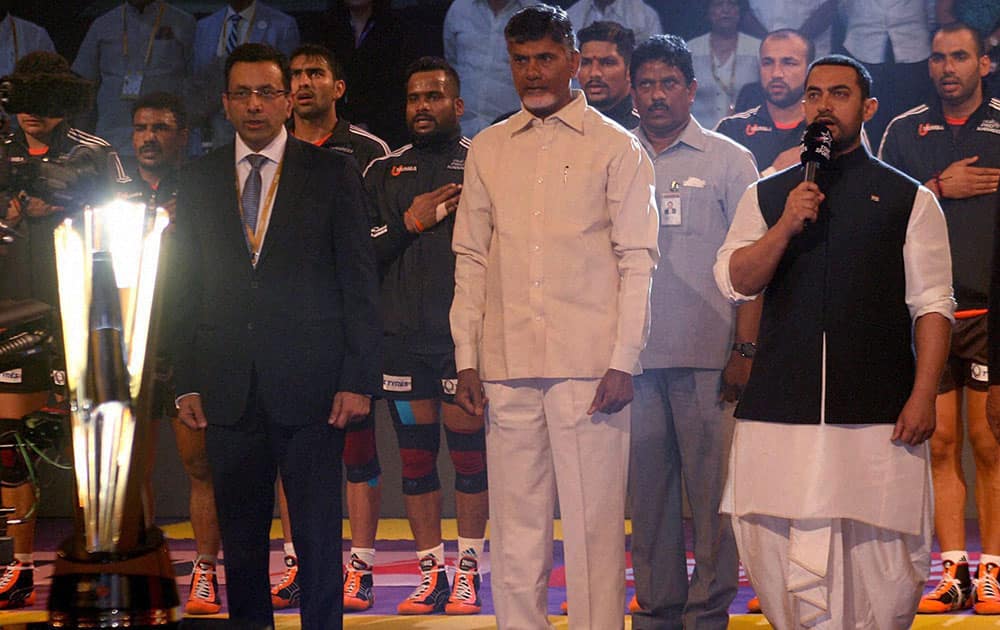 Actor Aamir Khan sings national anthem along with Andhra Chief Minister N Chandrababu Naidu during the inauguration of Pro-Kabaddi season III in Visakhapatnam.
