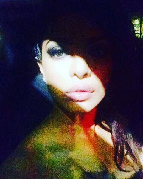 priyanka chopra :- Car selfies!! @entertainmentweekly pre #SAGawards party!! Should be a fun nite! -instagram