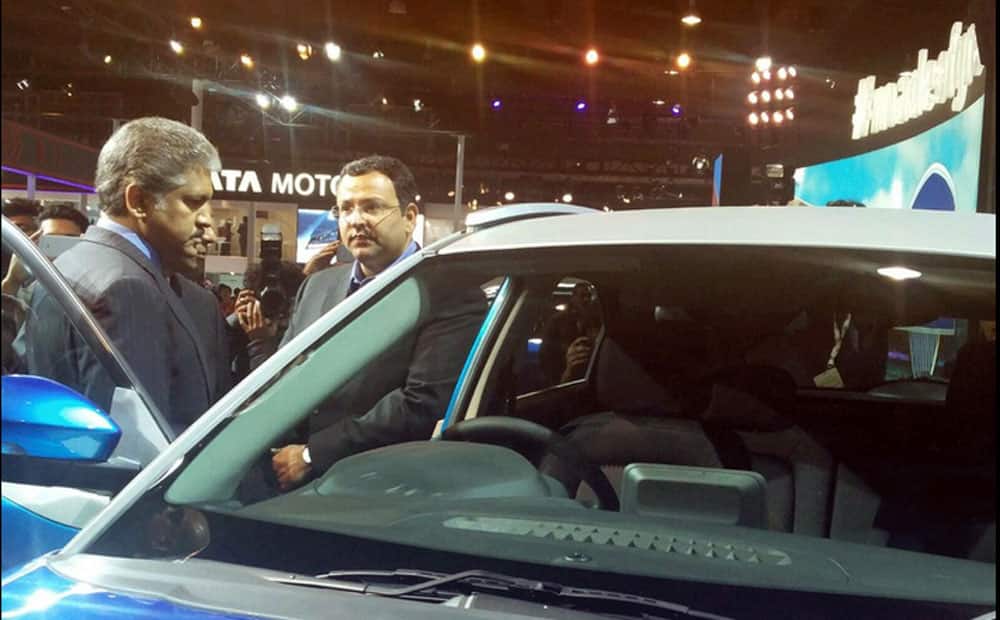 Cyrus P Mistry & Anand Mahindra take a tour around the Tata Motors SmartHub at Auto Expo 2016. 