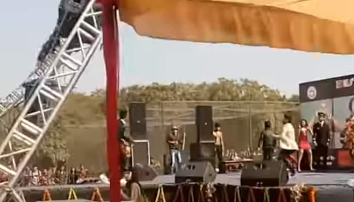 Light rig falls on students during a fashion show at DU college – Video