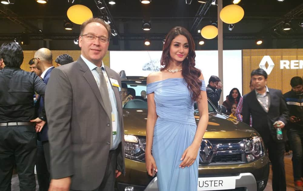 Mr. Rafael Treguer, VP – Marketing & Sales and Arya Aditi, Miss India World 2015  with the new Renauld Duster at Auto Expo 2016. (Pic Courtesy: @RenaultIndia)