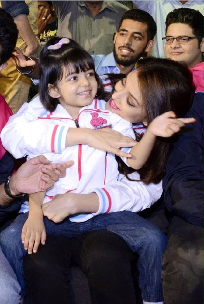 Aishwarya Rai -: Elle est trop chou la petite Aaradhya  ❤ -twitter