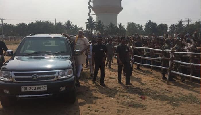 WATCH: When PM Modi took his supporters by surprise, came to meet them standing on car&#039;s side foot step