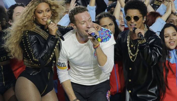 Super Bowl madness: Watch Beyonce, Bruno Mars, Chris Martin&#039;s dance off sets the stage on fire!