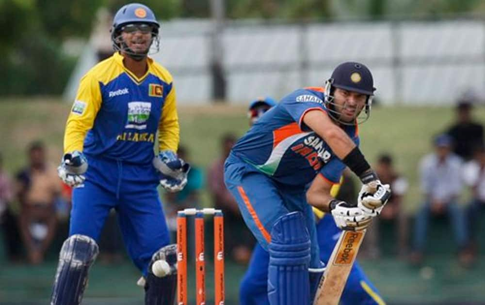 In India-Sri Lanka T20I matches, Yuvraj Singh owns the record for hitting maximum sixes (5) in an innings.