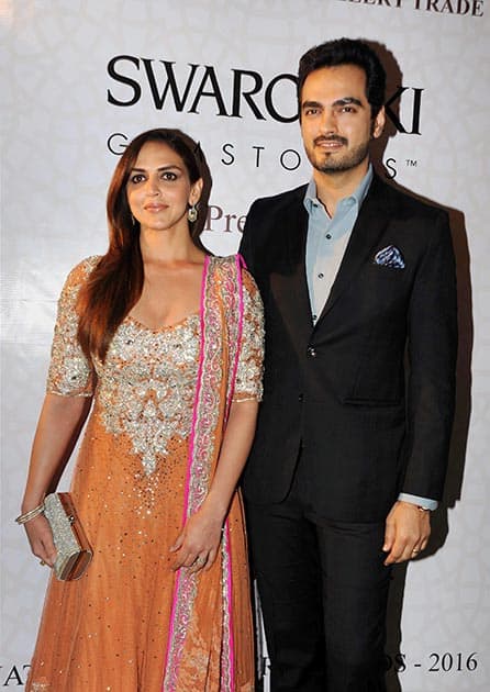 Actress Esha Deol with husband at the ‘National Jewellery Awards 2016’ Ceremony in Mumbai.