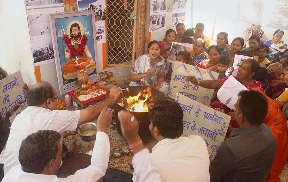 People pray for speedy recovery of Lance Naik Hanumanthappa Koppad, who was seriously injured and rescued after six days in Siachen avalanche incident, at a temple in Ahmedabad.