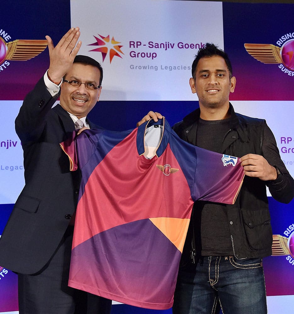 Owner Sanjiv Goenka, Chairman, RP-Sanjiv Goenka Group and captain M S Dhoni of Rising Pune Supergiants team unveiling the official team jersey for IPL Season 9 in New Delhi.