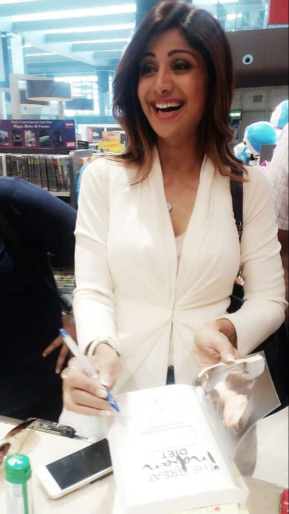 SHILPA SHETTY KUNDRA ‏:- At last on a flt to Poona,have a session @crossword_book @GreatIndianDiet.Impromptu signings airport bookstore.-twitter